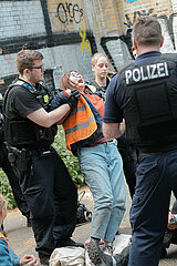 Police violence clearing Letzte Generation Blockade in Berlin