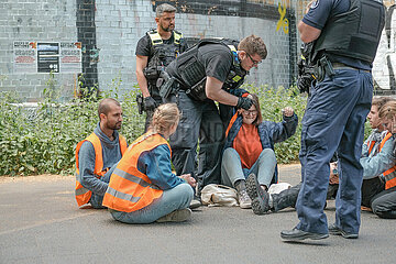 Police violence clearing Letzte Generation Blockade in Berlin