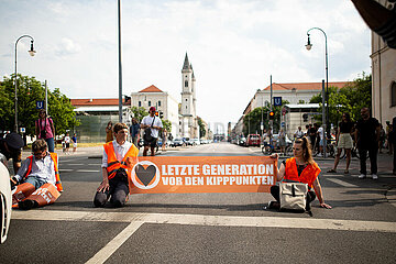 Letzte Generation blockiert Ludwigstraße an der LMU