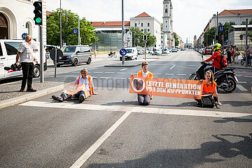 Letzte Generation blockiert Ludwigstraße an der LMU