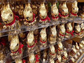 Deutschland  Bremen - Schokoladen-Osterhasen  Goldhasen der Marke Lindt in einem Supermarkt