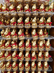 Deutschland  Bremen - Schokoladen-Osterhasen  Goldhasen der Marke Lindt in einem Supermarkt