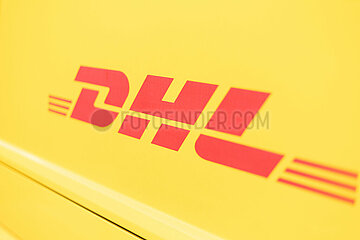DHL und Deutsche Post Logo auf einem Lieferwagen in Duisburg