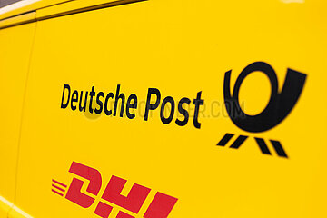 DHL und Deutsche Post Logo auf einem Lieferwagen in Duisburg