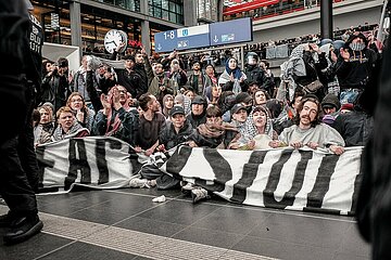 Pro-Palästina Demo im Berliner Hauptbahnhof
