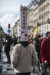 Demonstration für Wohnungen  niedrige Mieten und gegen Spekulationen in Paris