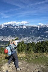 Frau mit Fernglas in den Alpen