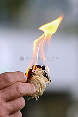 Hannover  Deutschland  brennende Holzwolle in einer Hand
