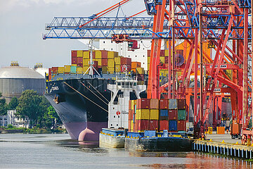 Containerschiff im Hafen  Buenos Aires  Rio de la Plata  Argentinien