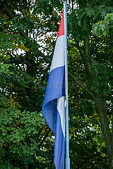 Polen  Lichen Stary - schlaffe hollaendische Flagge am katholischen Wallfahrtsort Lichen