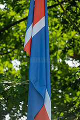 Polen  Lichen Stary - schlaffe britische Nationalflagge am katholischen Wallfahrtsort Lichen