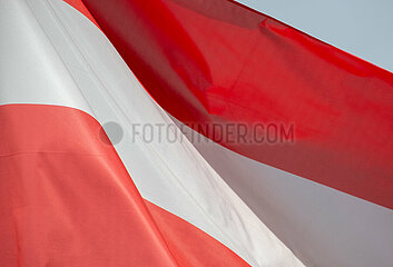 Polen  Lichen Stary - oesterreichische Nationalflagge am katholischen Wallfahrtsort Lichen