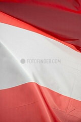 Polen  Lichen Stary - oesterreichische Nationalflagge am katholischen Wallfahrtsort Lichen