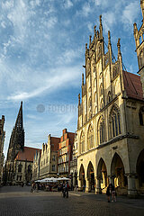 Deutschland  Muenster - historisches Rathaus am Prinzipalmarkt und die St. Lamberti-Kirche in der Altstadt