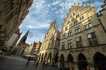 Deutschland  Muenster - historisches Rathaus (Bildmitte) am Prinzipalmarkt und die St. Lamberti-Kirche in der Altstadt