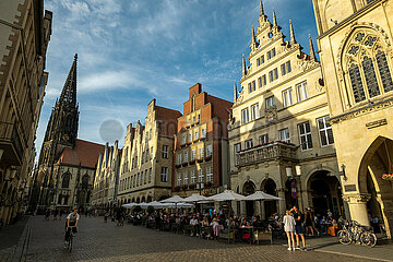 Deutschland  Muenster - Prinzipalmarkt und die Gotische  katholische St. Lamberti-Kirche in der Altstadt