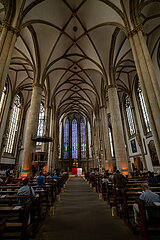 Deutschland  Muenster - Menschen in der gotischen  katholischen St. Lamberti-Kirche in der Altstadt