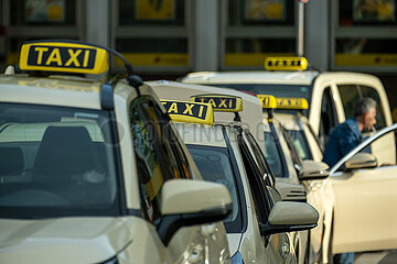 Deutschland  Muenster - Taxistand beim Hauptbahnhof