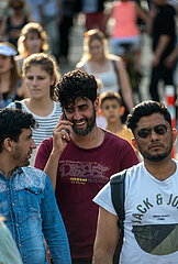 Deutschland  Muenster - Menschenmenge in der City  junger Mann telefoniert