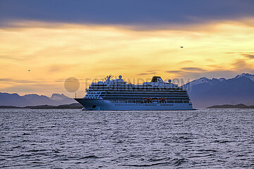 Kreuzfahrtschiff  Viking Jupiter  Abendsonne  Beagle-Kanal  Ushuaia  Feuerland  Argentinien