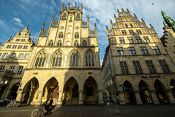Deutschland  Muenster - das gotische historische Rathaus (links) am Prinzipalmarkt  Wahrzeichen der Stadt