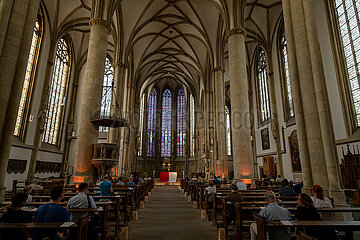Deutschland  Muenster - Menschen in der gotischen  katholischen St. Lamberti-Kirche in der Altstadt