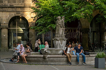 Deutschland  Muenster - Menschen geniessen den Sommer am Lamberti-Brunnen in der Altstadt