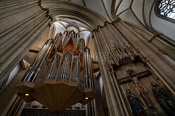 Deutschland  Muenster - Orgel und Jesuskreuz in der gotischen  katholischen St. Lamberti-Kirche in der Altstadt