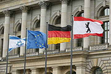 Berlin  Deutschland - Vor dem Abgeordnetenhaus von Berlin wehen die Fahnen von Israel  der Europaeischen Union  Deutschlands und die Berliner Landesflagge.