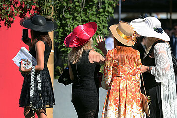 Paris  Frankreich  Fashion: Frauen mit Hut auf der Galopprennbahn