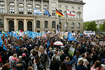 Berlin  Deutschland - Beschaeftigte von freien Traegern demonstrieren vor dem Abgeordnetenhaus fuer die Zahlung der versprochenen Hauptstadtzulage.