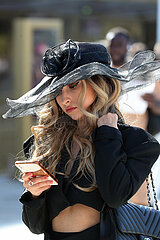 Paris  Frankreich  Fashion: Frau mit Hut schaut auf ihr Smartphone
