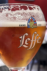 Paris  Frankreich  Glas des Bierherstellers Leffe