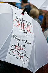 Berlin  Deutschland - Weisser Regenschirm mit selbstgemachtem Schild bei der Demonstration zum Thema Hauptstadtzulage.