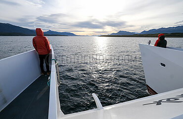 Touristen auf Ausflugsboot im Beagle-Kanal  Ushuaia  Feuerland  Argentinien