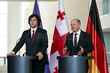 Berlin  Deutschland - Irakli Kobachidse und Olaf Scholz bei der gemeinsamen Pressekonferenz im Kanzleramt.