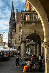Deutschland  Muenster - Gastronomie des Ratskellers Muenster am Prinzipalmarkt in der Altstadt  hinten die katholische St. Lamberti-Kirche