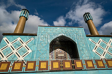 Deutschland  Hamburg - Die Blaue Moschee  Touristenattraktion und Teil des Islamisches Zentrums Hamburg e.V. (IZH) an der Aussenalster