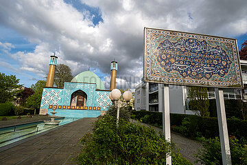 Deutschland  Hamburg - Die Blaue Moschee  Touristenattraktion und Teil des Islamisches Zentrums Hamburg e.V. (IZH) an der Aussenalster