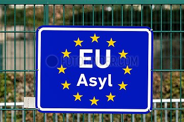 Symbolisches Schild EU Asyl