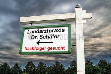 Symbolisches Holzschild Landarztpraxis - Nachfolger gesucht