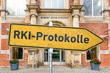 Symbolisches Schild RKI-Protokolle