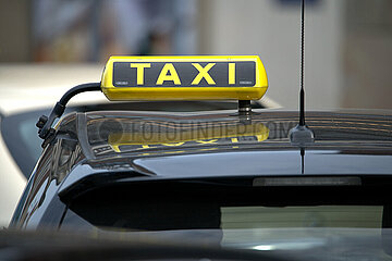 Taxi Schild - Symbolfoto