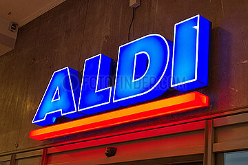 Beleuchtetes Firmenschild an einem ALDI Markt in Kiel