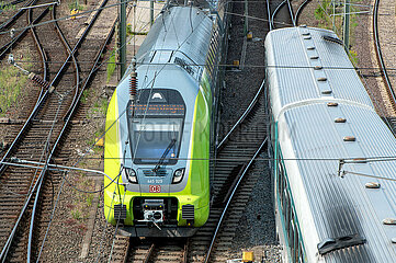 Züge auf der Gleisanlage in Kiel
