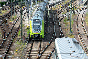 Züge auf der Gleisanlage in Kiel