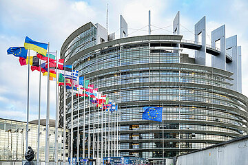 Flaggen vor dem Europaeischen Parlament in Strassburg