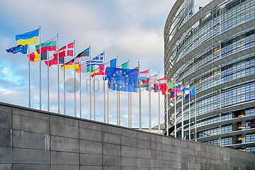 Flaggen vor dem Europaeischen Parlament in Strassburg