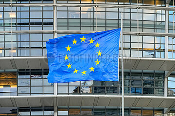 EU-Flagge vor dem Europaeischen Parlament in Strassburg