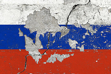 Russische Flagge auf einer Wand mit abgeplatzter Farbe